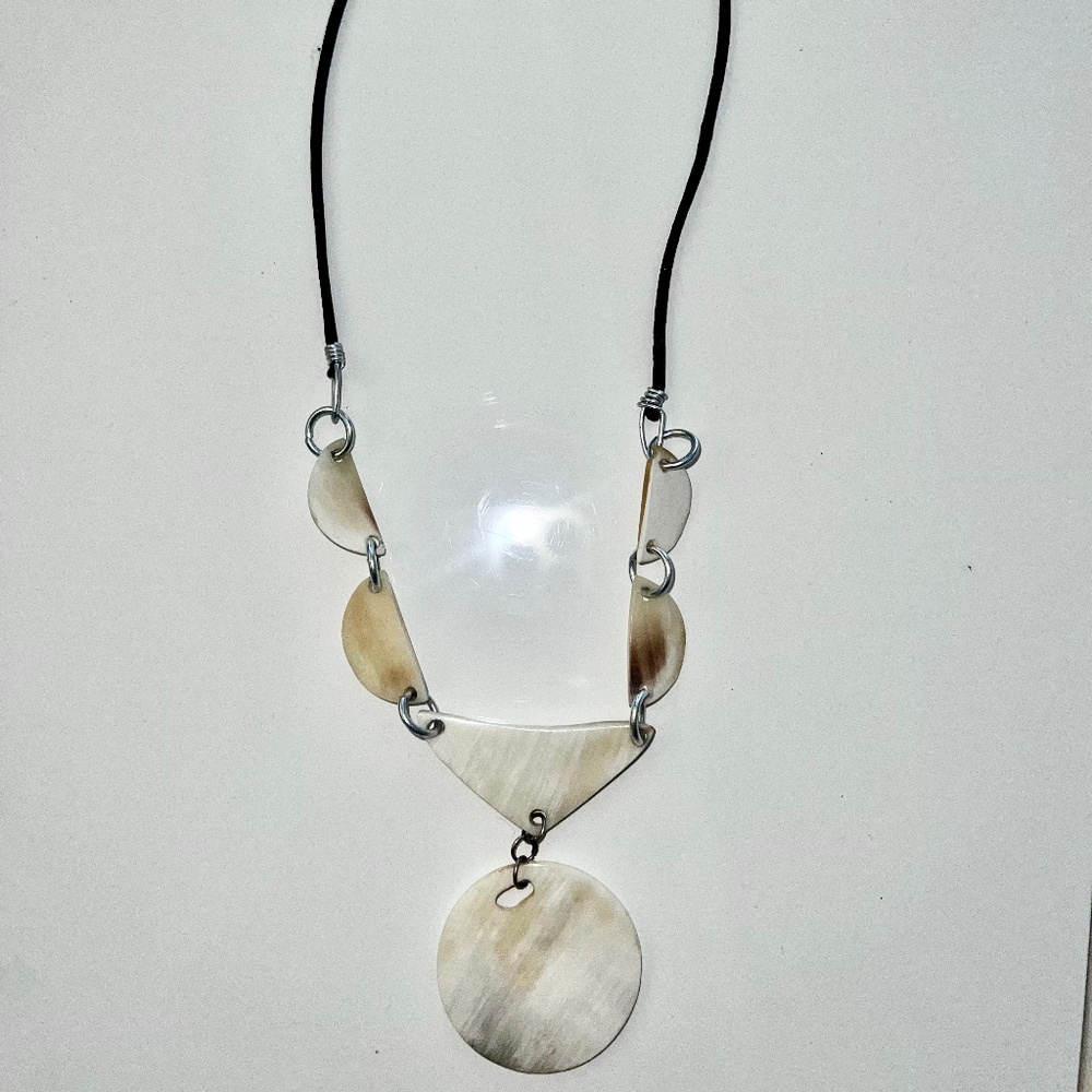 Island Elegant Cream Necklace